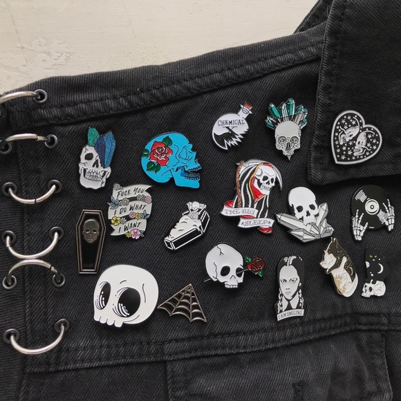 😒 Wednesday Addams Smiling Pin - Picture 4 of 4